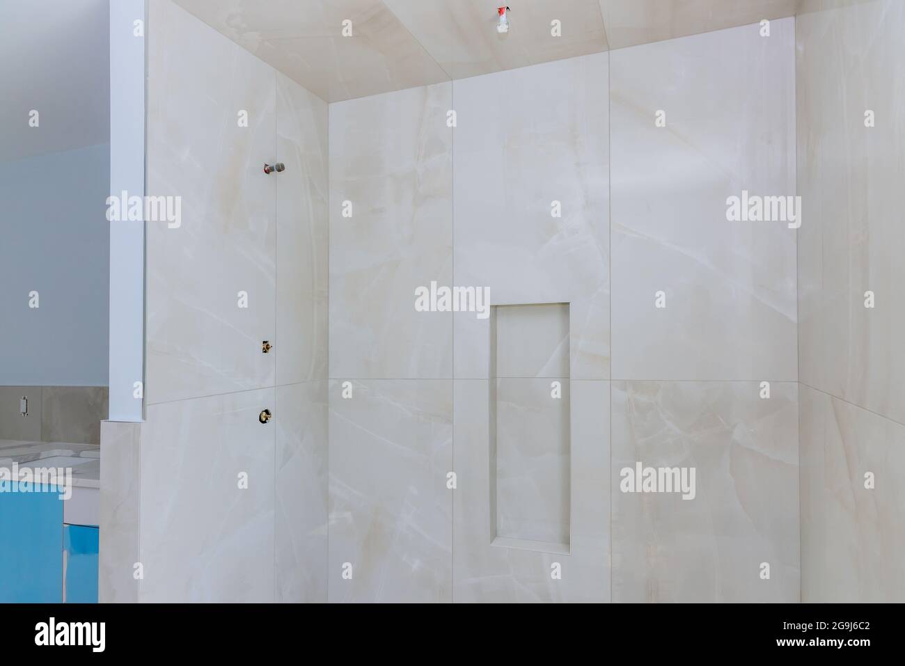 Bagno di design di ristrutturazione con pareti del bagno principale con doccia piastrellata Foto Stock