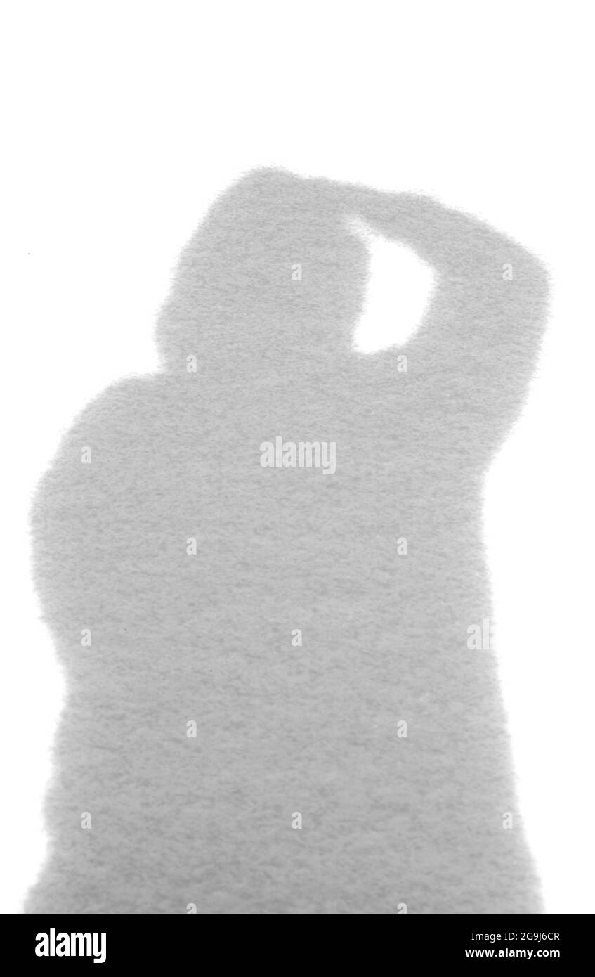 Una grande e misteriosa ombra di una persona che fa qualcosa, ma che sa cosa. Un braccio sollevato lascia un elemento di sorpresa e curiosità. Foto Stock