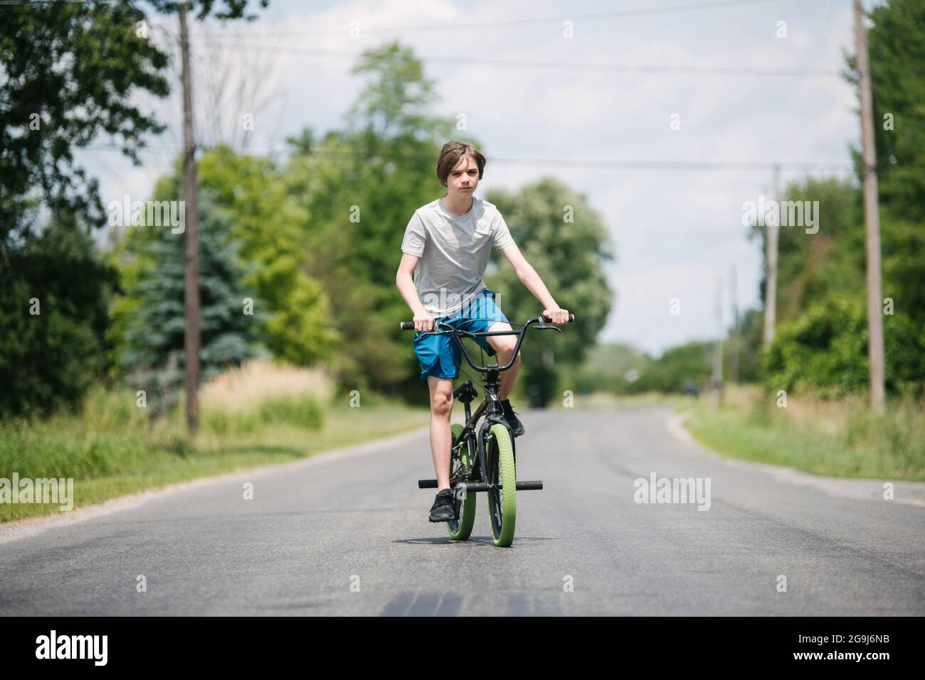 Canada, Ontario, Kingston, Boy (14-15) bicicletta da corsa Foto Stock