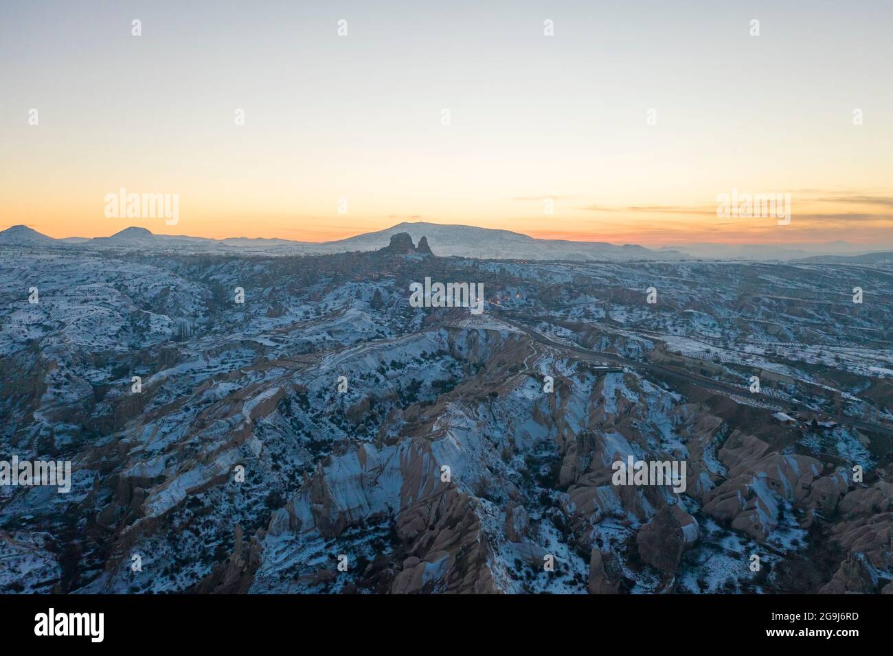 Turchia, Cappadocia, Paesaggio con Castello montagna coperta di neve Foto Stock