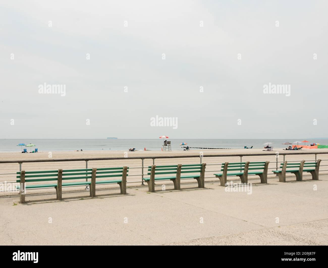 Panchine e spiaggia a Jacob Riis Park, a Rockaways, Queens, New York City Foto Stock