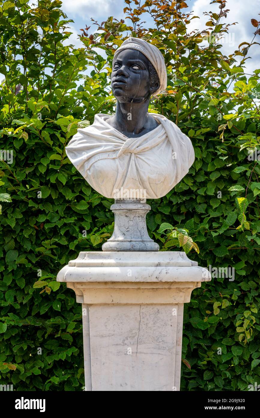 Busti e sculture alla prima rotonda nel Parco Sanssouci, Potsdam Foto Stock