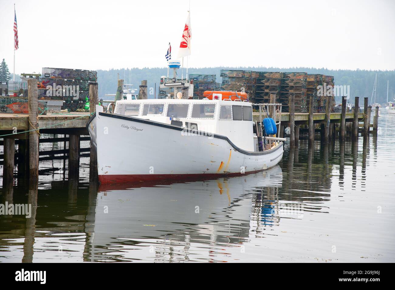 Una tipica barca di aragosta del Maine al molo in una mattinata foggy in Owls Head, Maine, Stati Uniti Foto Stock