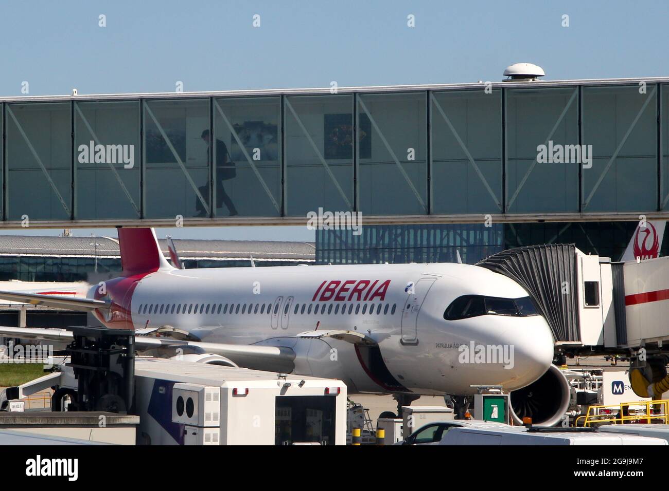 Una Iberia Airlines parcheggiata presso un cancello all'aeroporto Heathrow di Londra. Foto Stock