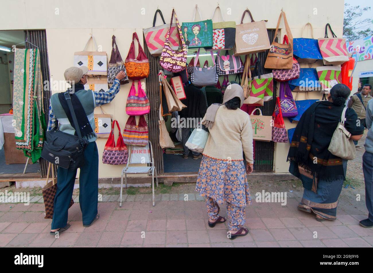 KOLKATA, BENGALA OCCIDENTALE , INDIA - GENNAIO 12th 2014 : persone Unidetificate che controllano le borse del progettista, opere d'arte di artigianato, esposte alla Fiera dell'Artigianato. Foto Stock