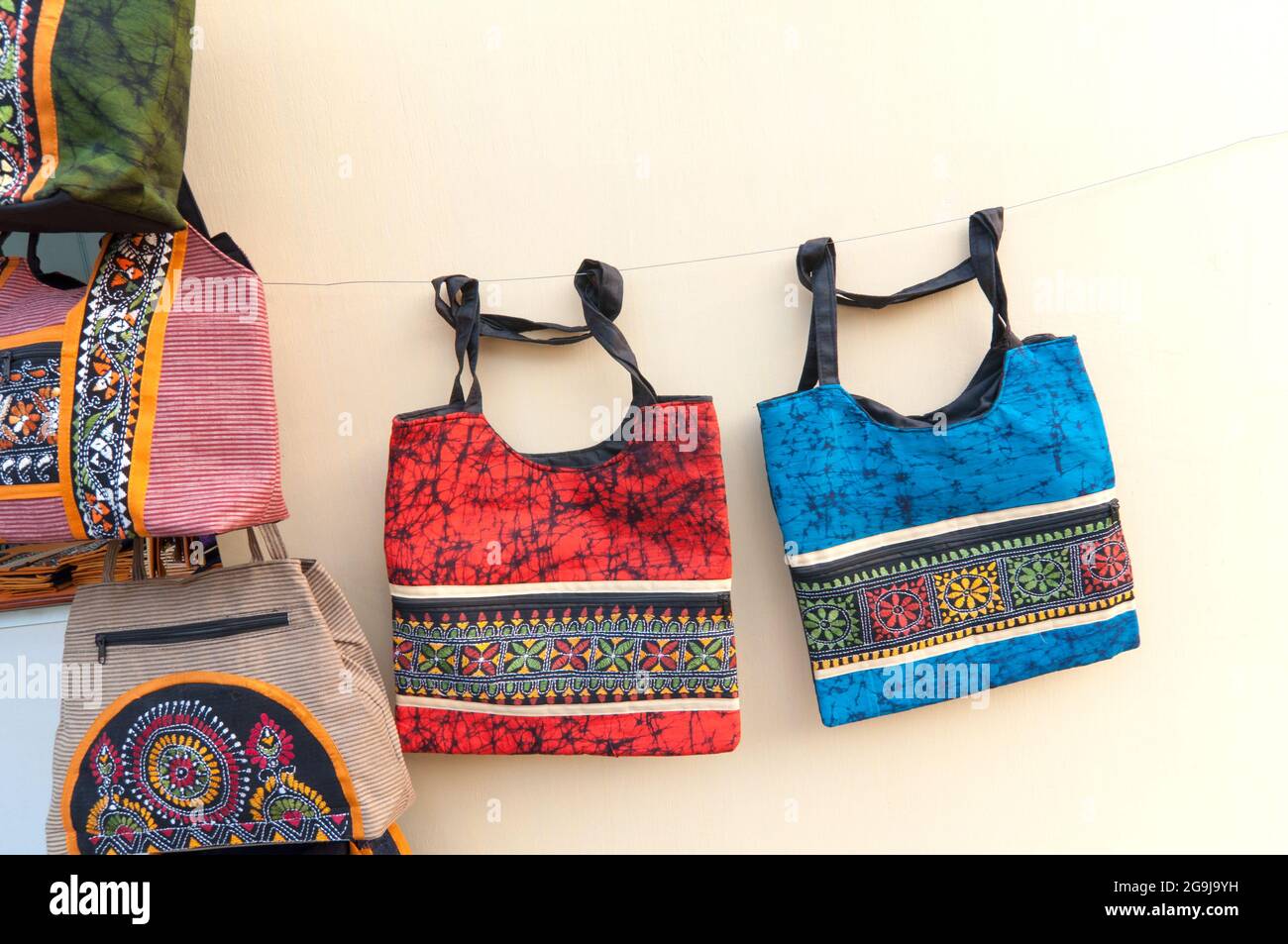 KOLKATA, BENGALA OCCIDENTALE , INDIA - GENNAIO 12th 2014 : Borse di design , opere d'artigianato, esposte alla Fiera dell'Artigianato di Kolkata. Foto Stock