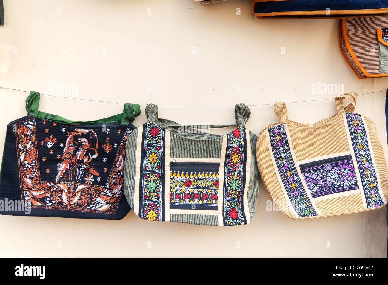 KOLKATA, BENGALA OCCIDENTALE , INDIA - GENNAIO 12th 2014 : Borse di design , opere d'artigianato, esposte alla Fiera dell'Artigianato di Kolkata - la più grande fiera. Foto Stock