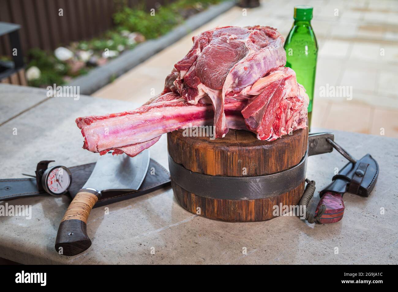 Carne cruda su un ponte per fare il pranzo. Carne fresca su un tagliere con olio d'oliva e un coltello. Primo piano. Foto Stock