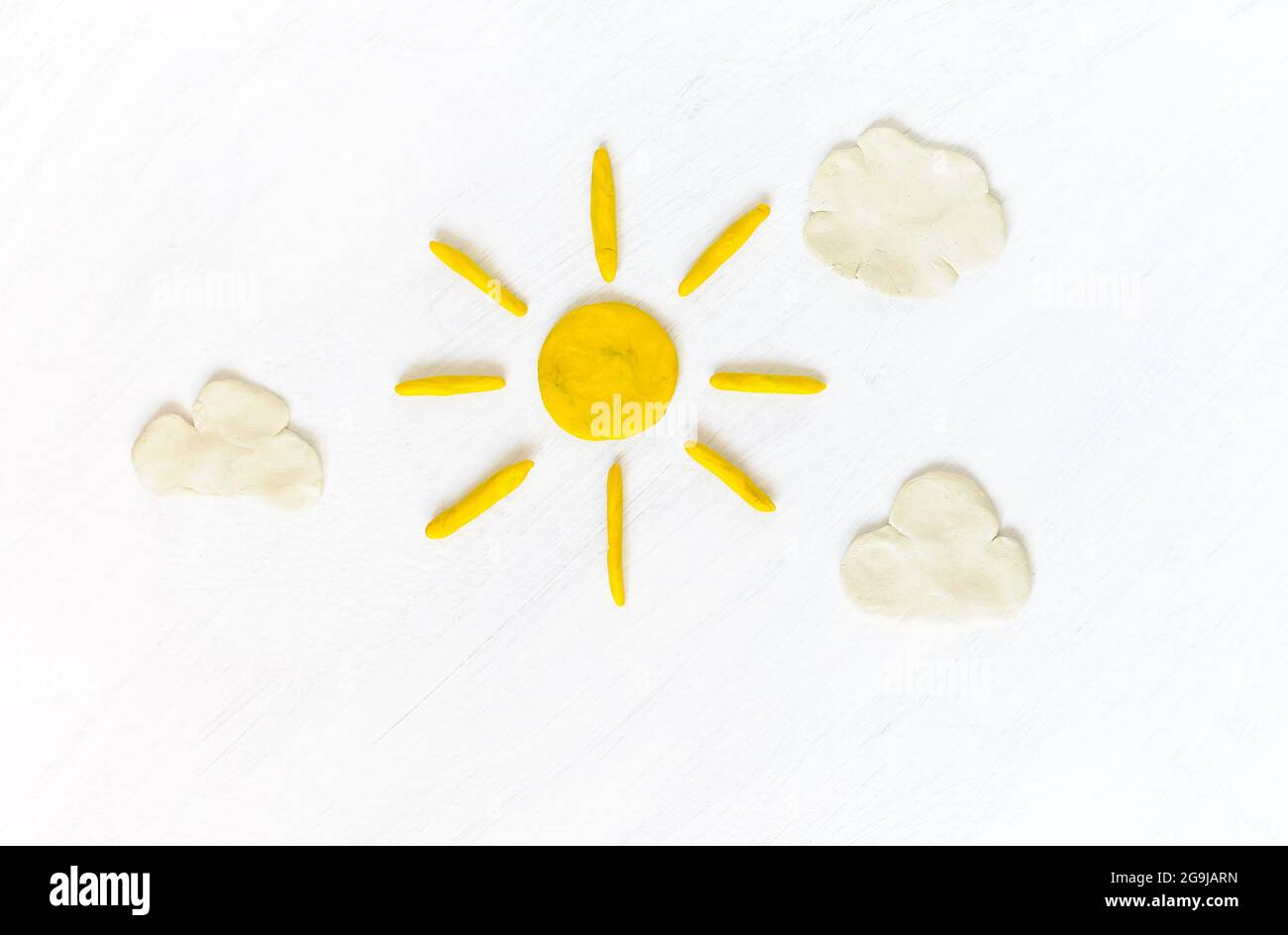 Sole e nuvole sul cielo in plastilina Foto Stock