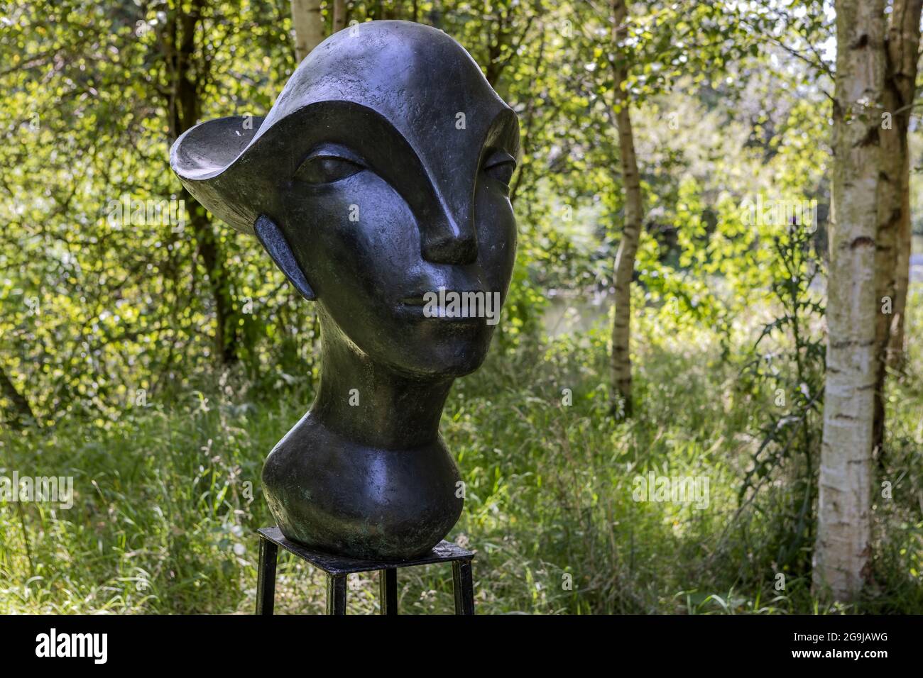 Racer Woman di Beatrice Hoffman, scultura dei laghi, Pallington, Dorchester, Dorset Foto Stock