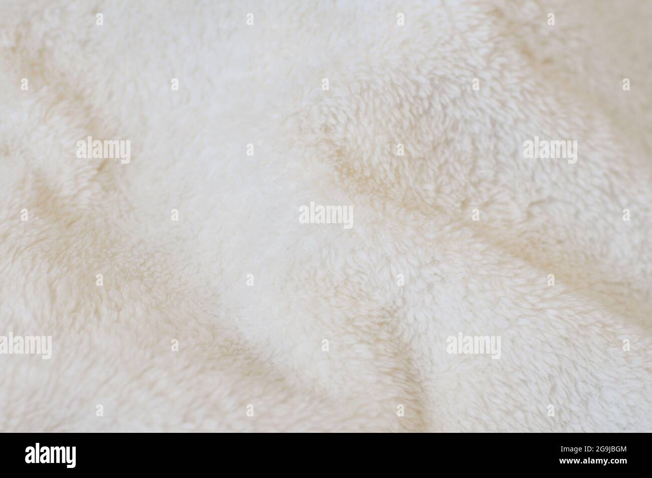 Sfondo sfocato del tessuto molle. Sfondo beige di tessuto felpato Foto Stock