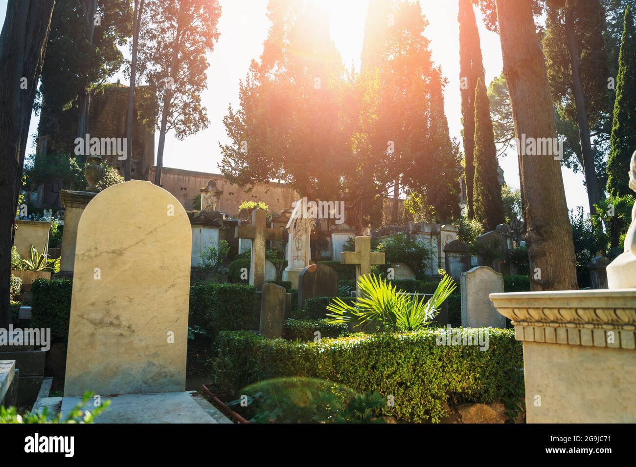 Bel cimitero europeo in giornata di sole con lapide in primo piano senza iscrizione come spazio di copia per il testo. Foto Stock