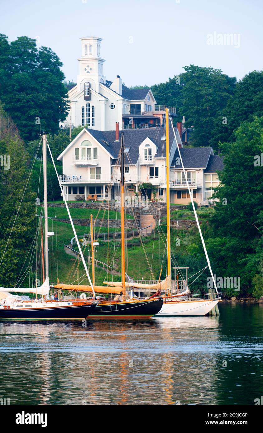 Windjammers a riposo a Rockport Harbor, Rockport, Maine, Stati Uniti Foto Stock