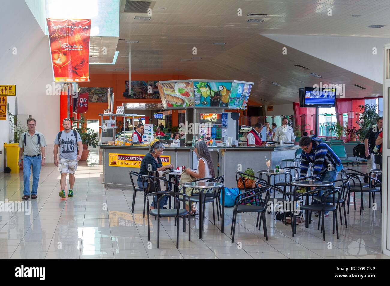 Varedero Airport Cafe Bar la Pasarela serve caffè e birra ai passeggeri nella sala partenze dell'aeroporto di Varadero a Cuba Foto Stock