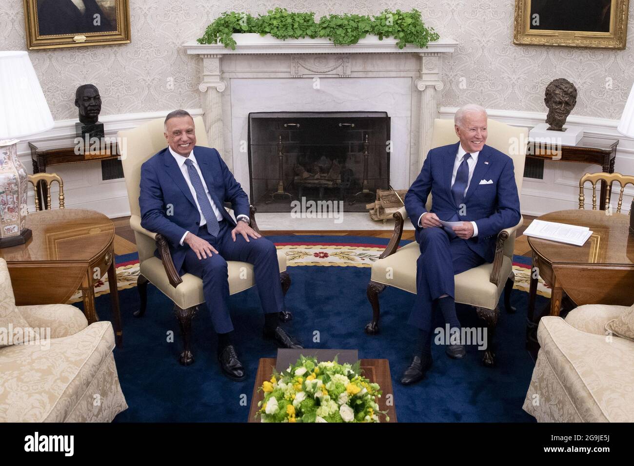 Washington, Stati Uniti. 26 luglio 2021. Il presidente degli Stati Uniti Joe Biden, a destra, incontra Mustafa al-Kadhimi, primo ministro dell'Iraq, nell'ufficio ovale della Casa Bianca a Washington, DC, Stati Uniti, lunedì 26 luglio, 2021. Biden e al-Kadhimi prevedono di annunciare che la missione di combattimento americana in Iraq terminerà entro la fine dell'anno, anche se si prevede che gli Stati Uniti continuino ad avere una presenza militare sul terreno. Foto in piscina di Tom Brenner/UPI Credit: UPI/Alamy Live News Foto Stock