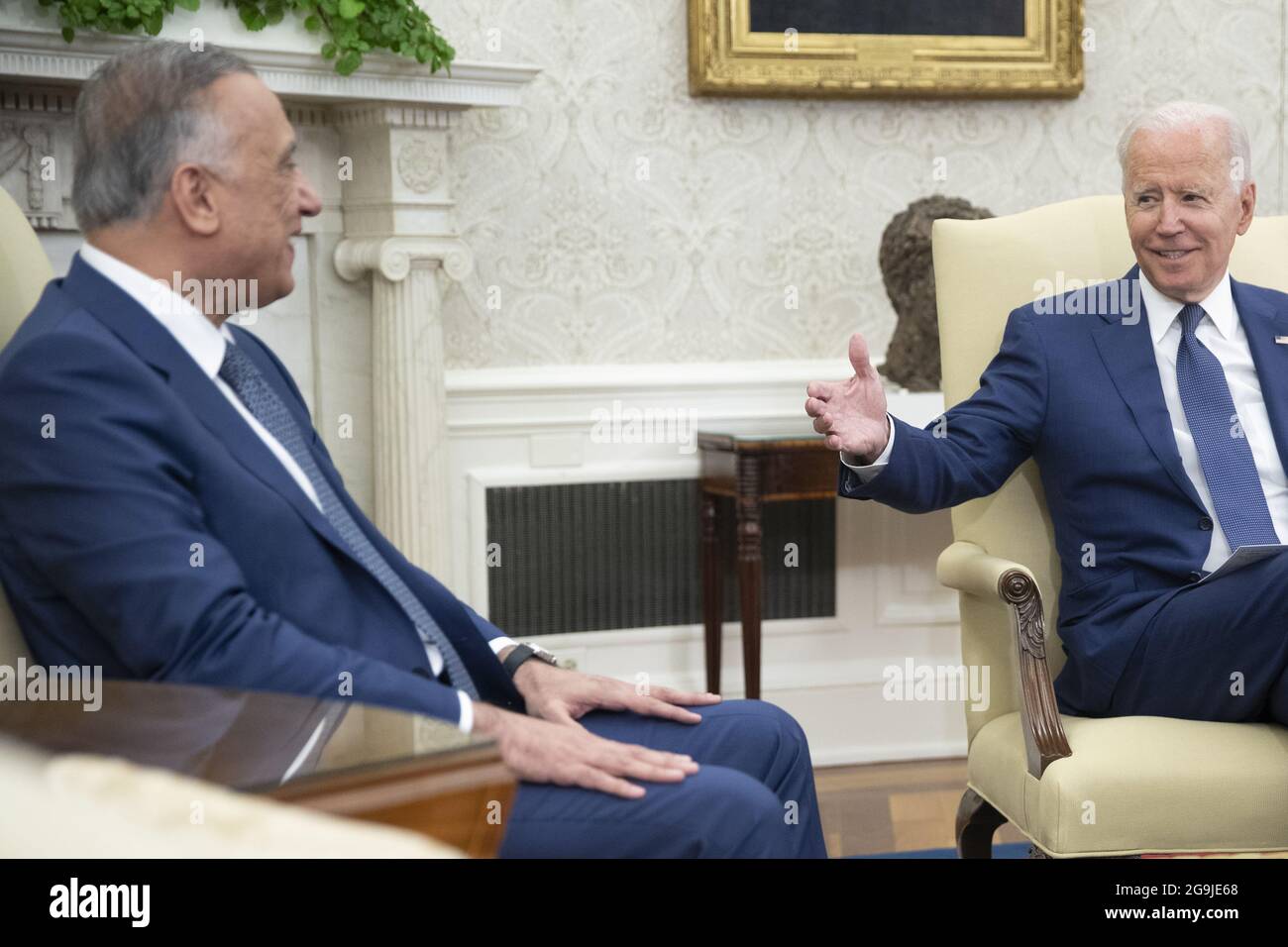 Washington, Stati Uniti. 26 luglio 2021. Il presidente degli Stati Uniti Joe Biden, a destra, incontra Mustafa al-Kadhimi, primo ministro dell'Iraq, nell'ufficio ovale della Casa Bianca a Washington, DC, Stati Uniti, lunedì 26 luglio, 2021. Biden e al-Kadhimi prevedono di annunciare che la missione di combattimento americana in Iraq terminerà entro la fine dell'anno, anche se si prevede che gli Stati Uniti continuino ad avere una presenza militare sul terreno. Foto in piscina di Tom Brenner/UPI Credit: UPI/Alamy Live News Foto Stock
