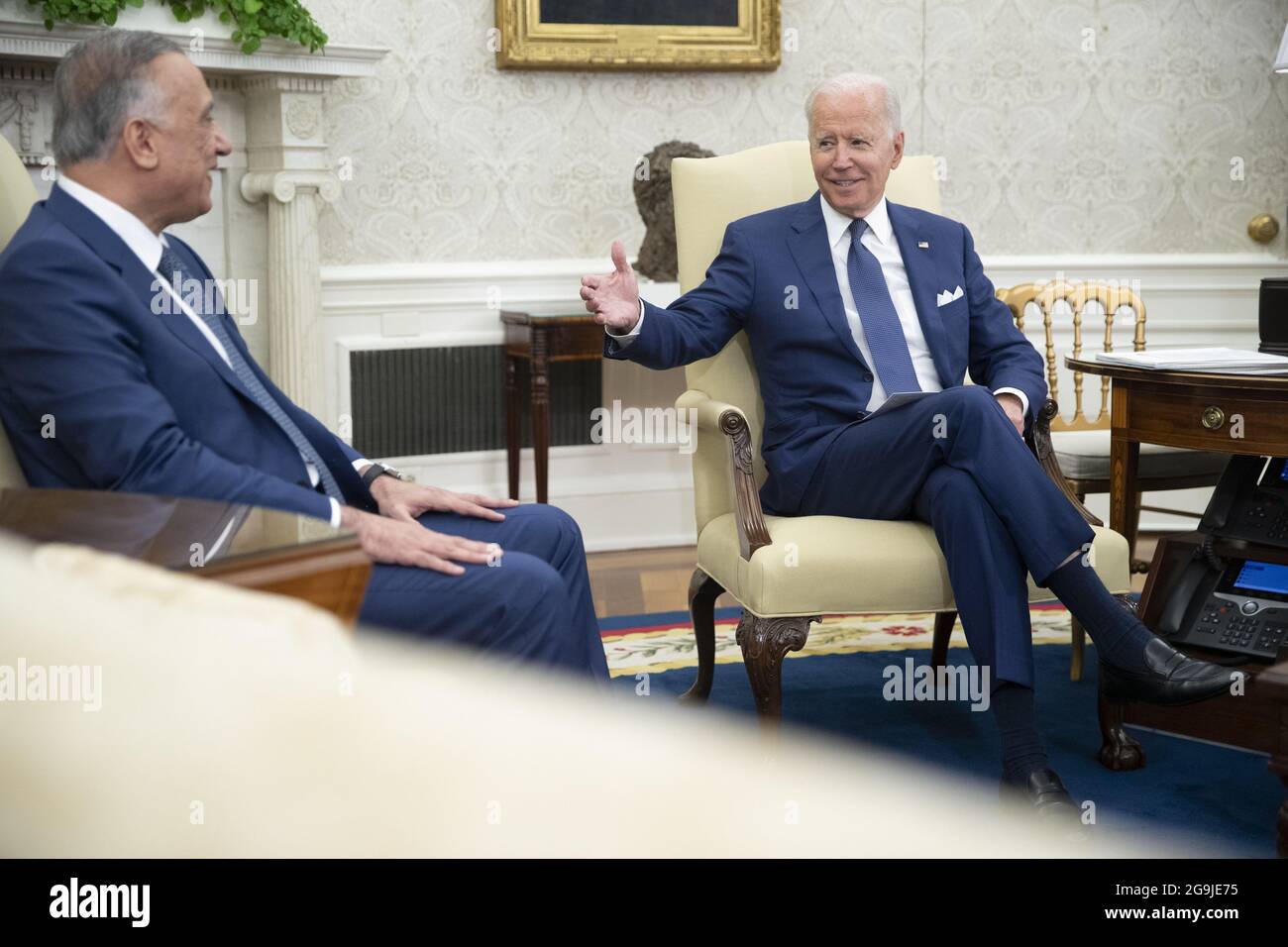 Washington, Stati Uniti. 26 luglio 2021. Il presidente degli Stati Uniti Joe Biden, a destra, incontra Mustafa al-Kadhimi, primo ministro dell'Iraq, nell'ufficio ovale della Casa Bianca a Washington, DC, Stati Uniti, lunedì 26 luglio, 2021. Biden e al-Kadhimi prevedono di annunciare che la missione di combattimento americana in Iraq terminerà entro la fine dell'anno, anche se si prevede che gli Stati Uniti continuino ad avere una presenza militare sul terreno. Foto in piscina di Tom Brenner/UPI Credit: UPI/Alamy Live News Foto Stock