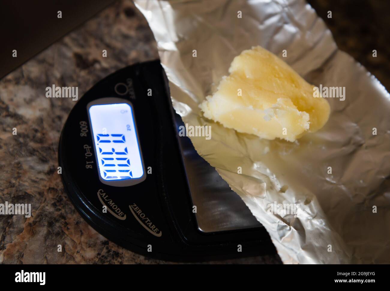 Piccola bilancia da cucina per pesare il burro Foto Stock