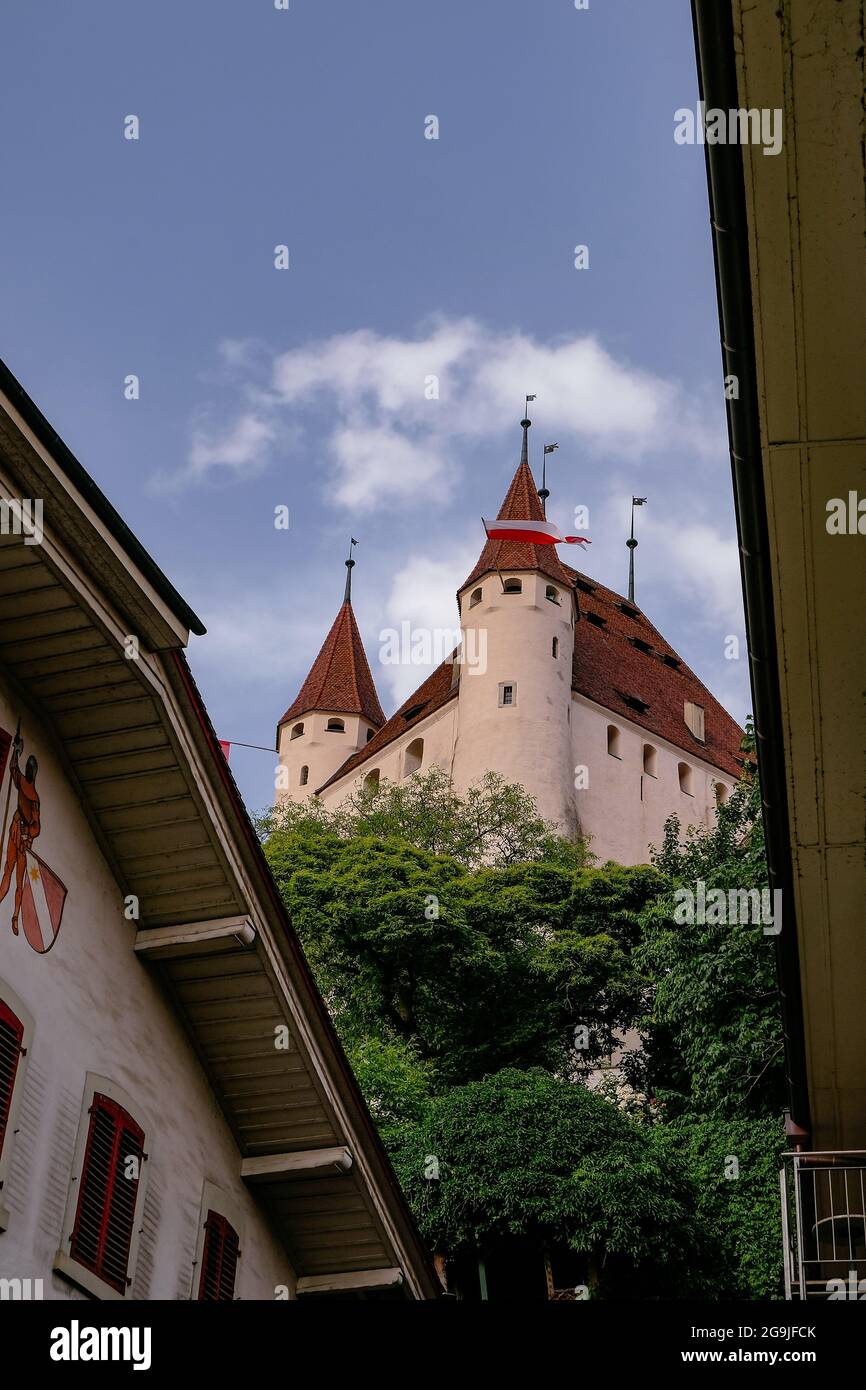 Il castello di Thun domina lo skyline della città (Svizzera), cantone svizzero di Berna. E 'stato costruito nel 12 ° secolo ed è un sito patrimonio Foto Stock