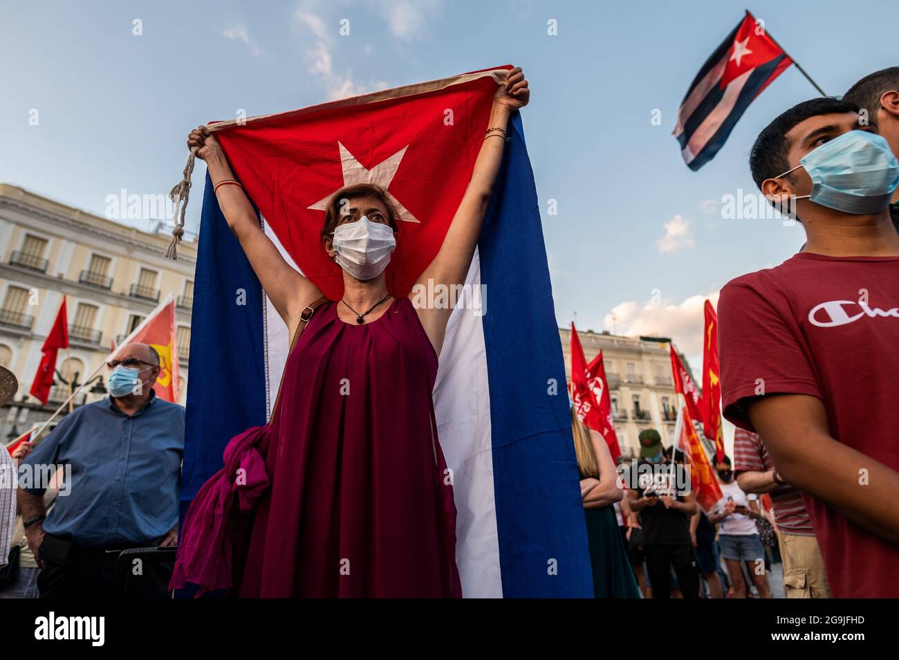 Madrid, Spagna. 26 luglio 2021. Manifestanti con bandiere cubane durante una manifestazione contro l'embargo economico statunitense su Cuba, in coincidenza con il 26 luglio, giorno in cui la rivoluzione cubana è iniziata nel 1953, 68 anni fa. Credit: Marcos del Mazo/Alamy Live News Foto Stock