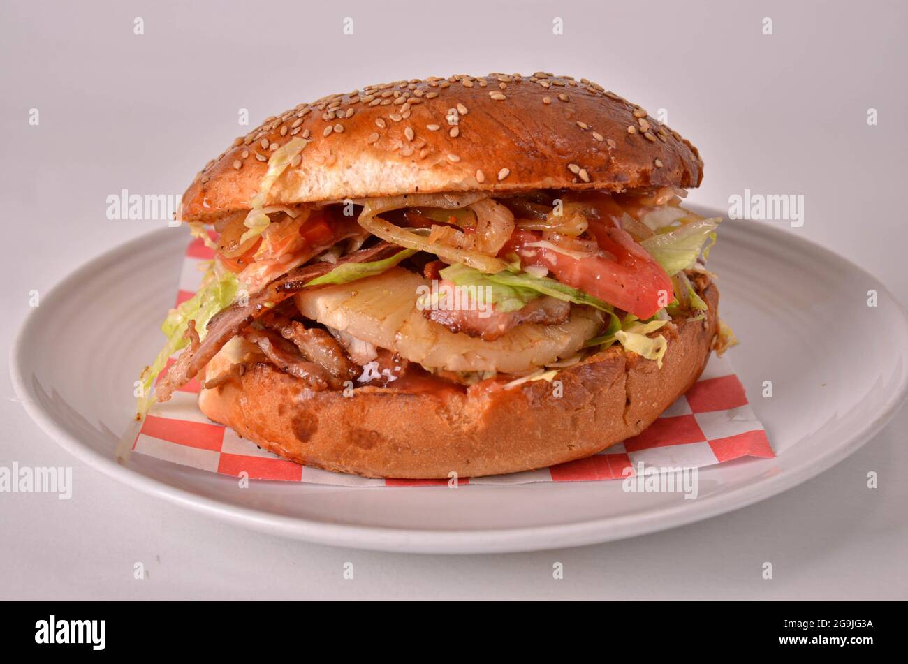 Hawaiian Burger sfondo bianco Foto Stock