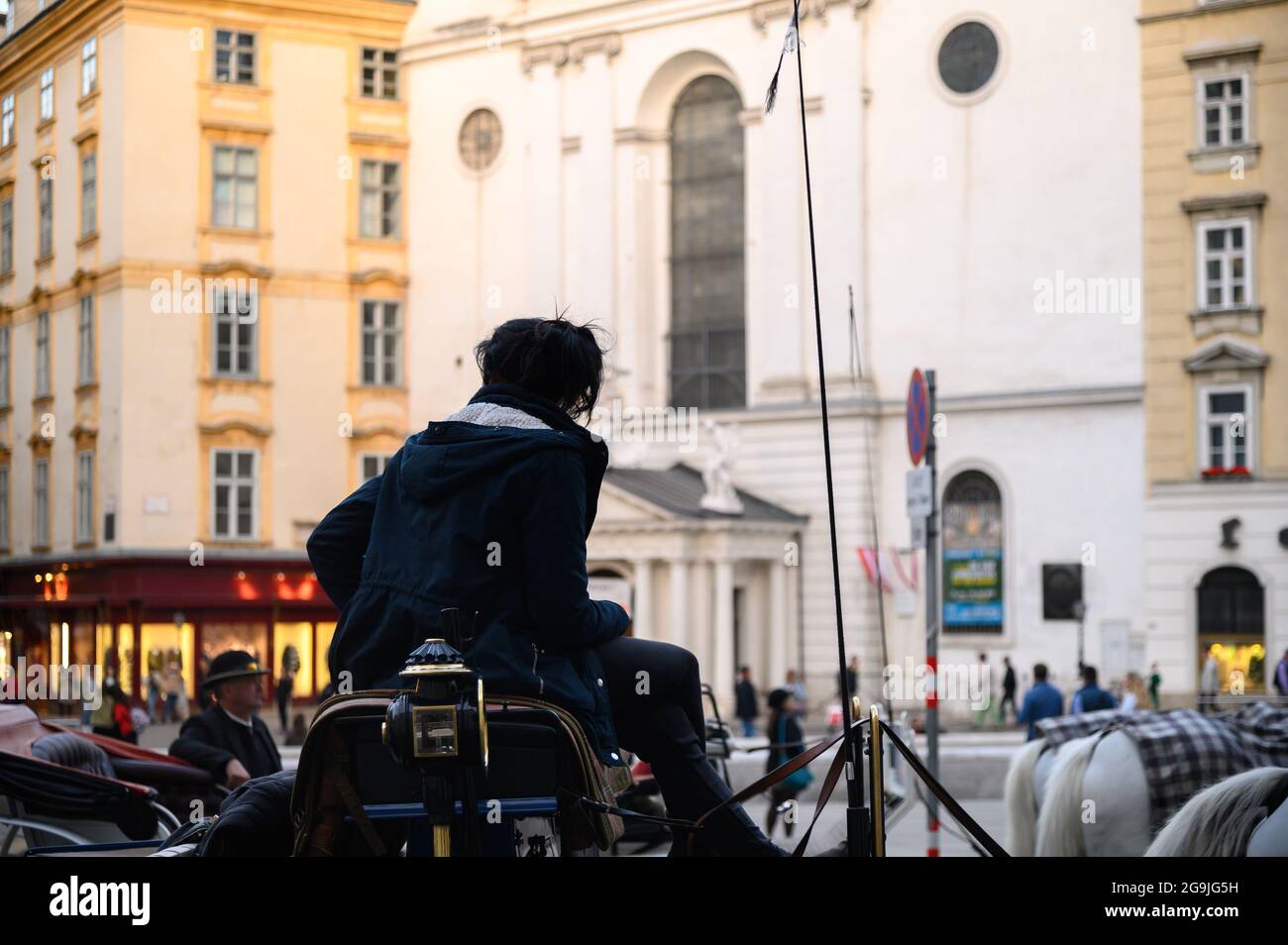 Vienna Austria - 26 settembre 2019. Carrozza a cavallo che batte per i passanti a Michaelerplatz Vienna Austira. Foto Stock