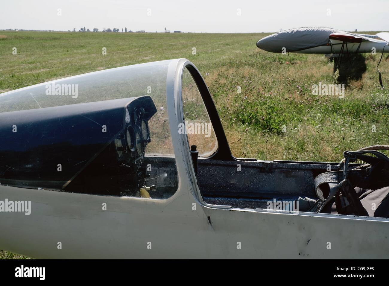 Il pilota si prepara al volo e controlla gli strumenti aerometrici indicatore altimetrico di rotta artificiale ad orizzonte indicatore di velocità dell'aria, variometro. Aliante Foto Stock