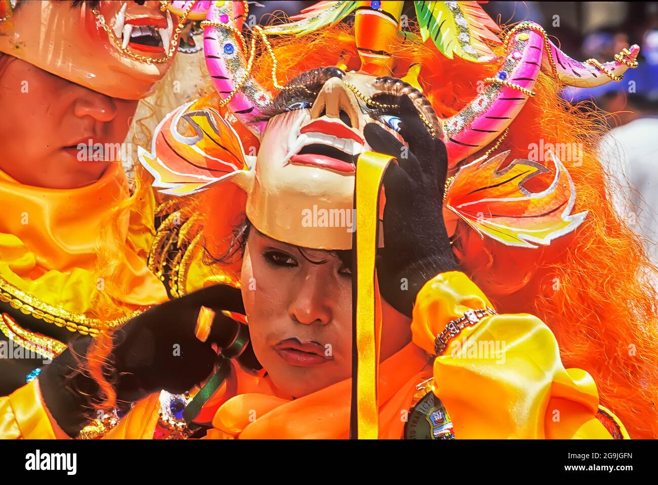 Donna in costume di decollare la sua maschera, Oruro Carnevale, Oruro, Bolivia, Sud America Foto Stock