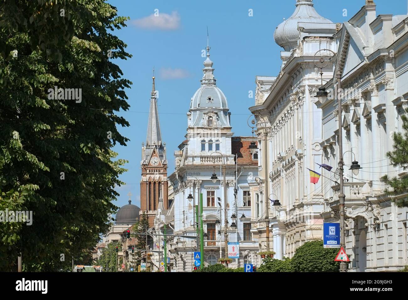 ARAD, ROMANIA - 30 LUGLIO 2015: Cupole e campanile dell'Università Aurel Vlaicu e Palazzo del Municipio lungo la Rivoluzione Avenue di Arad. Foto Stock