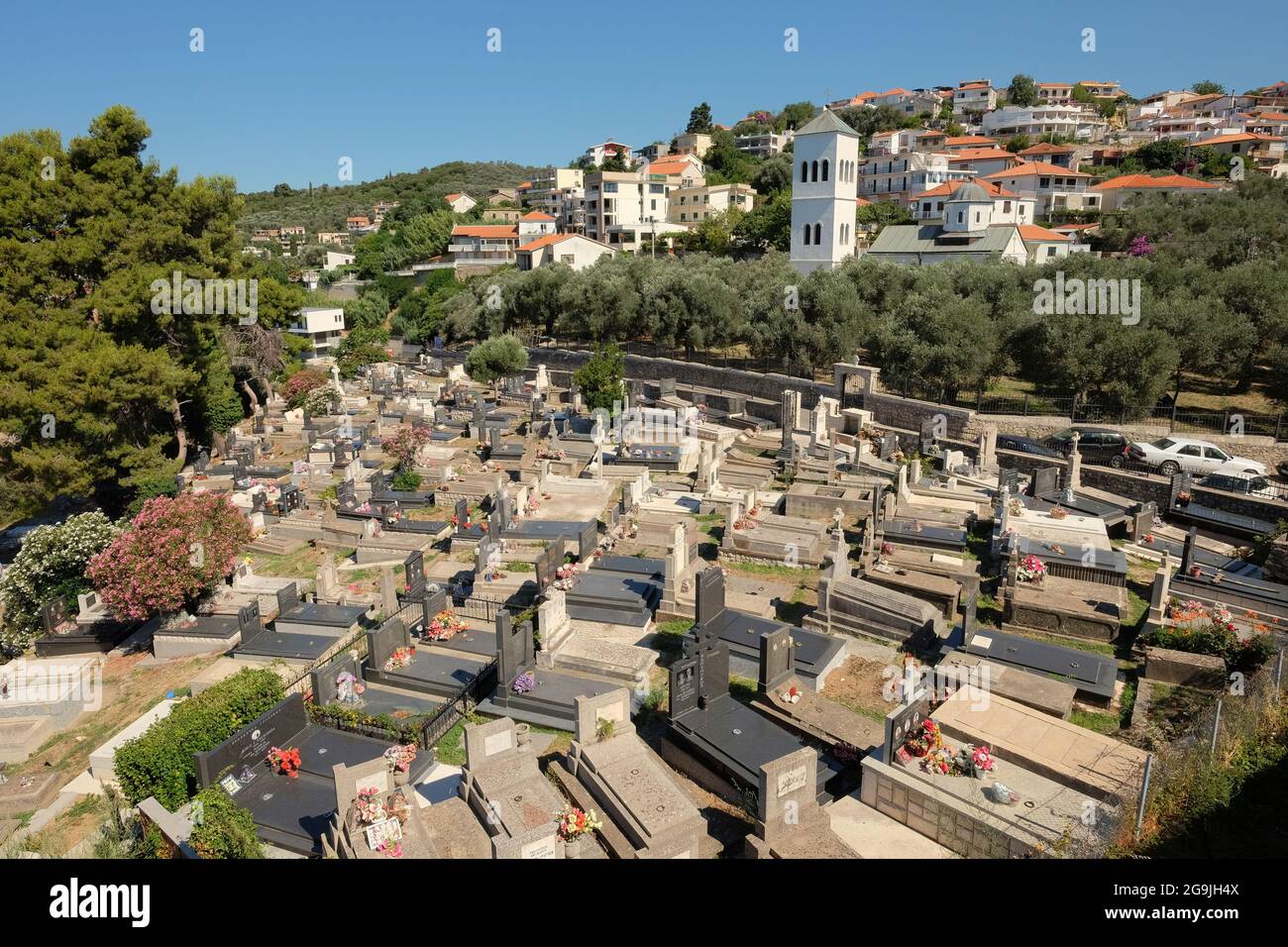 ULCINJ, MONTENEGRO - LUGLIO 11: Cimitero ortodosso e Chiesa ortodossa di San Nicola. Girato nel 2015 Foto Stock