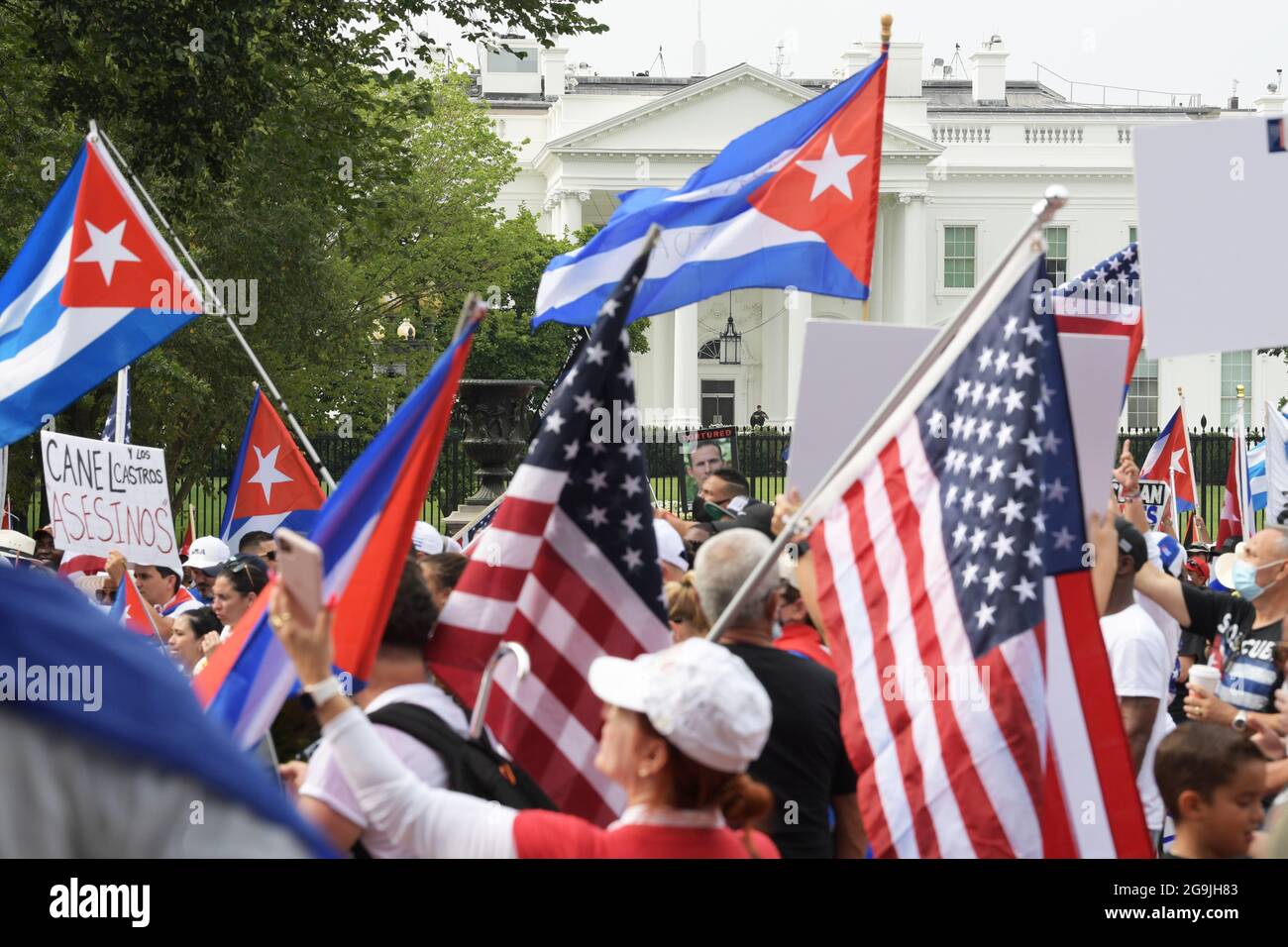 Washington, Stati Uniti. 26 luglio 2021. I manifestanti detengono bandiere durante un raduno della Freedom for Cuba a Washington.centinaia di cubani in tutto il paese si sono riuniti a Lafayette Park per chiedere al presidente Joe Biden di fornire aiuto umanitario e intervento militare a Cuba . Credit: SOPA Images Limited/Alamy Live News Foto Stock