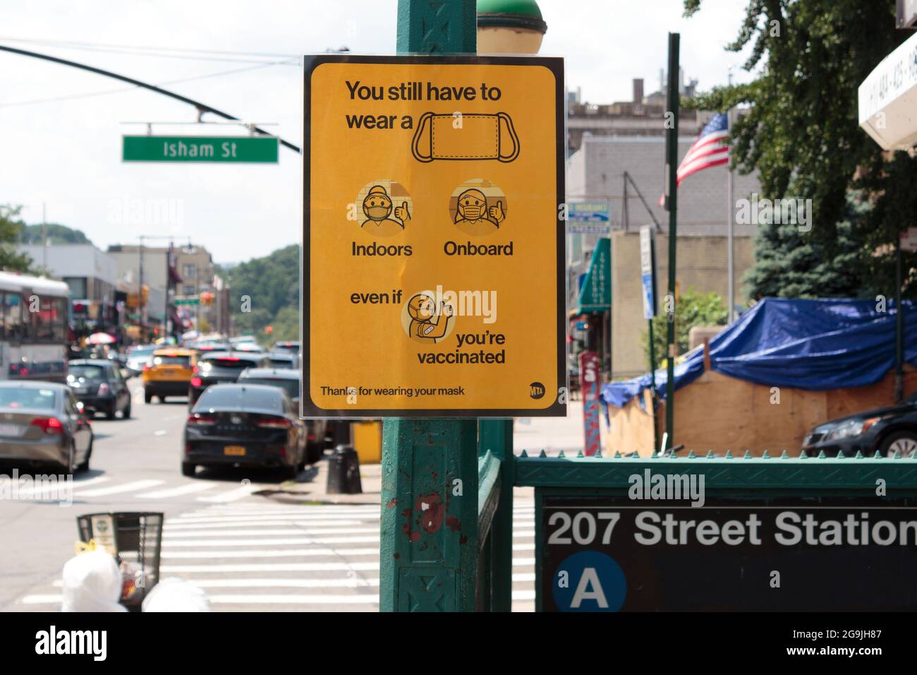 cartello postato presso una stazione della metropolitana di new york che afferma che le maschere facciali sono ancora necessarie sui trasporti pubblici anche per le persone vaccinate Foto Stock