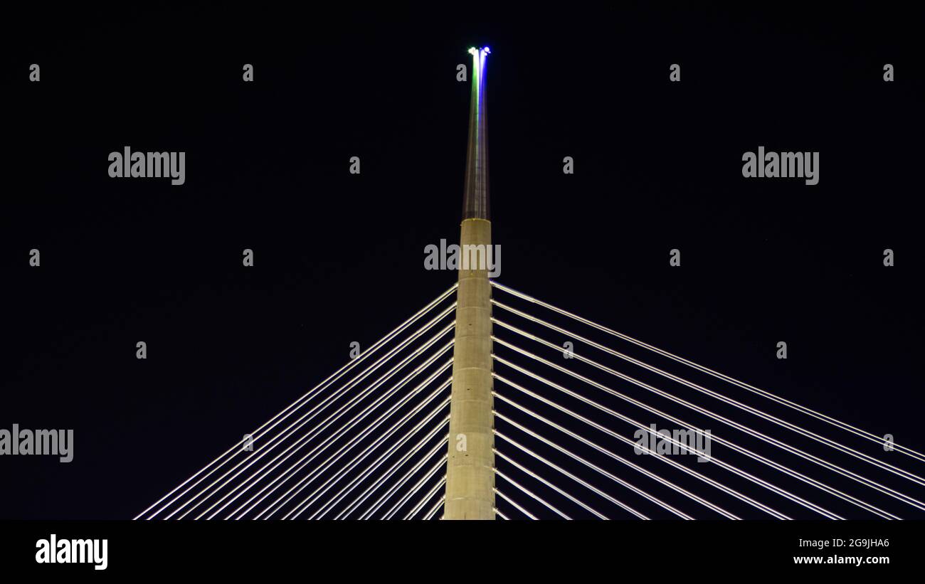 Luce superiore del ponte. Cavi e un pilone. Girofaro sulla parte superiore del ponte. Foto Stock