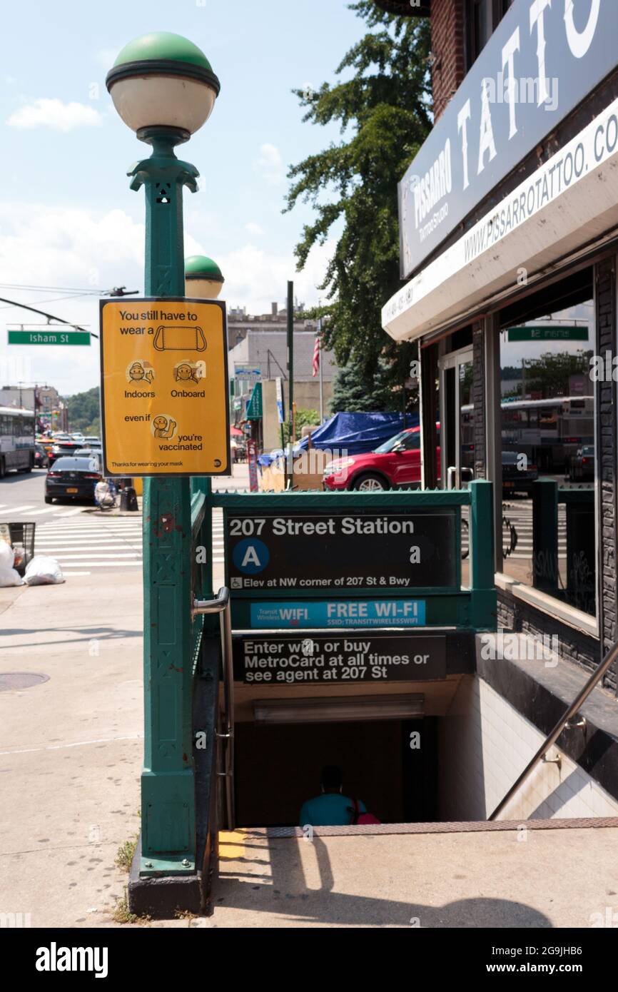 cartello postato presso una stazione della metropolitana di new york che afferma che le maschere facciali sono ancora necessarie sui trasporti pubblici anche per le persone vaccinate Foto Stock