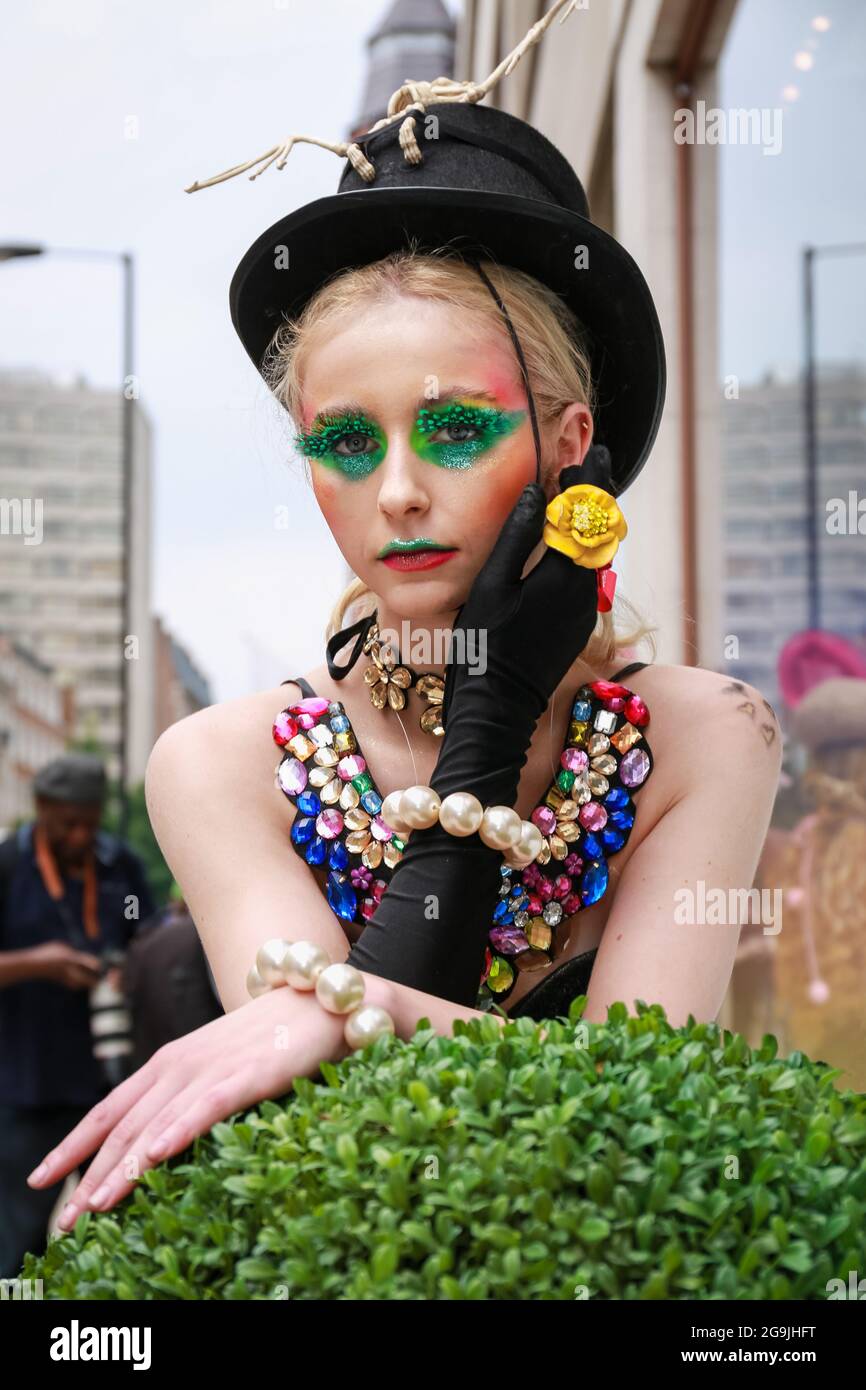 Londra, Regno Unito. 24 luglio 2021. Il modello partecipa a una sfilata di moda in flash mob a Knightsbridge per lo stilista Pierre Garroudi. Credito: Waldemar Sikora Foto Stock