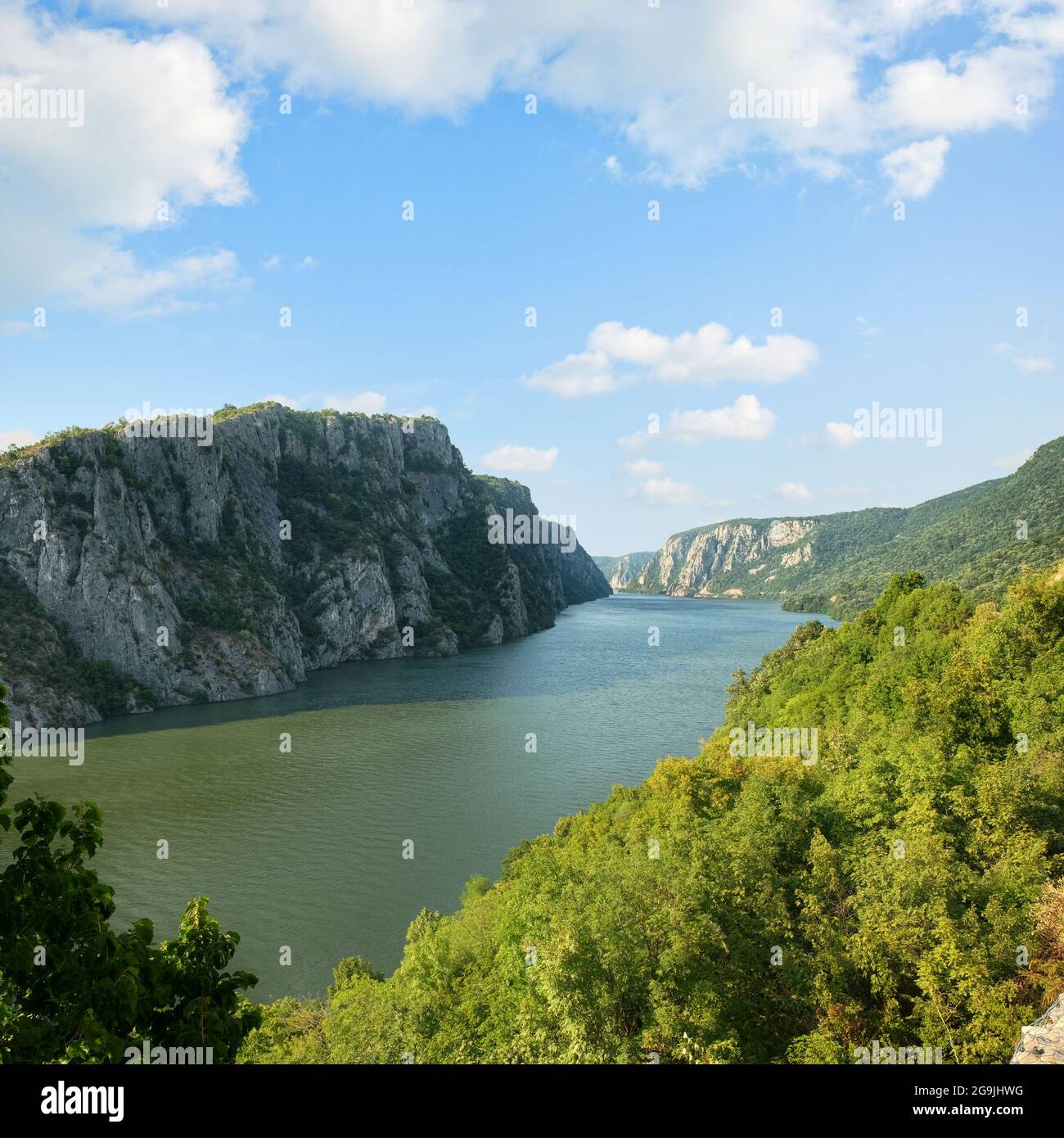 Fiume Danubio costa rumena dal Parco Nazionale Iron Gate sotto il paesaggio torbido, Serbia Foto Stock