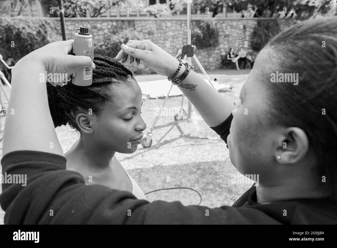 JOHANNESBURG, SUD AFRICA - 05 gennaio 2021: Il dietro le quinte capelli e make-up sulla location di riprese pubblicità televisiva commerciale Foto Stock