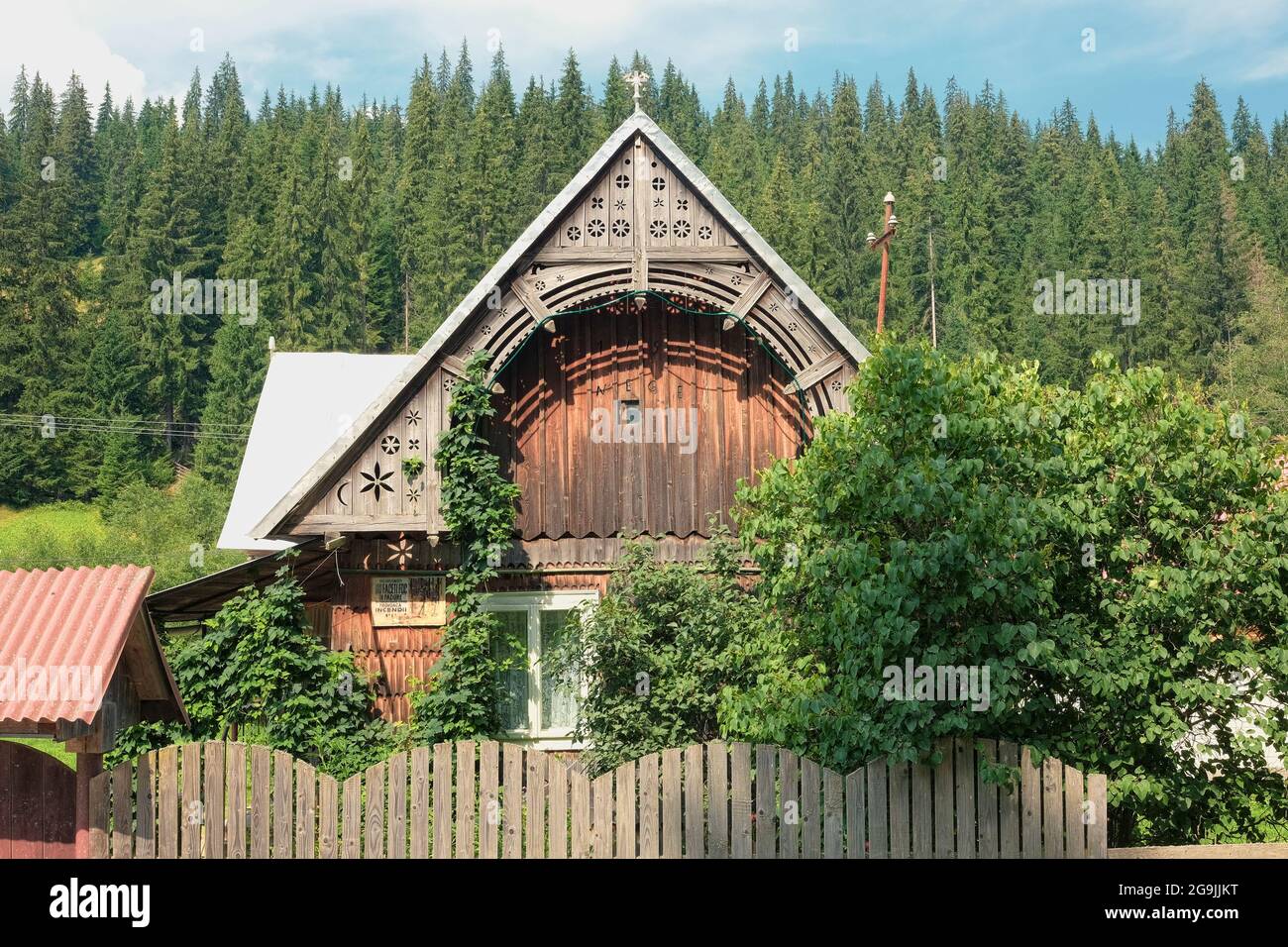 Casa in legno decorata tradizionalmente in montagna Afuseni, Romania Foto Stock