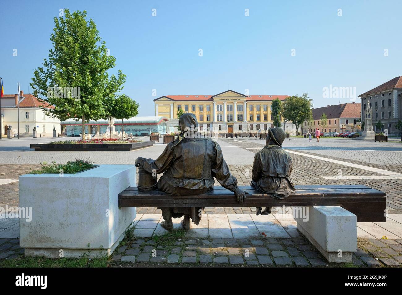 ALBA IULIA, ROMANIA - 12 AGOSTO 2015: Vecchia donna con velo e bambino bronzo gruppo scultura in Piazza Fortezza della Carolina Cittadella di Alba Iulia, Roma Foto Stock