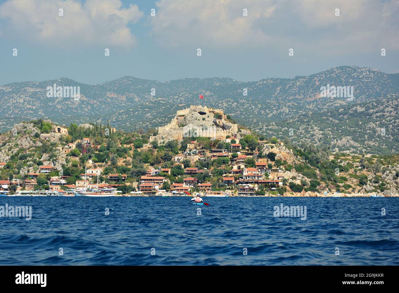 Simena castello e villaggio froma kayak. Costa turchese, Demre, Antalya, Turchia Foto Stock