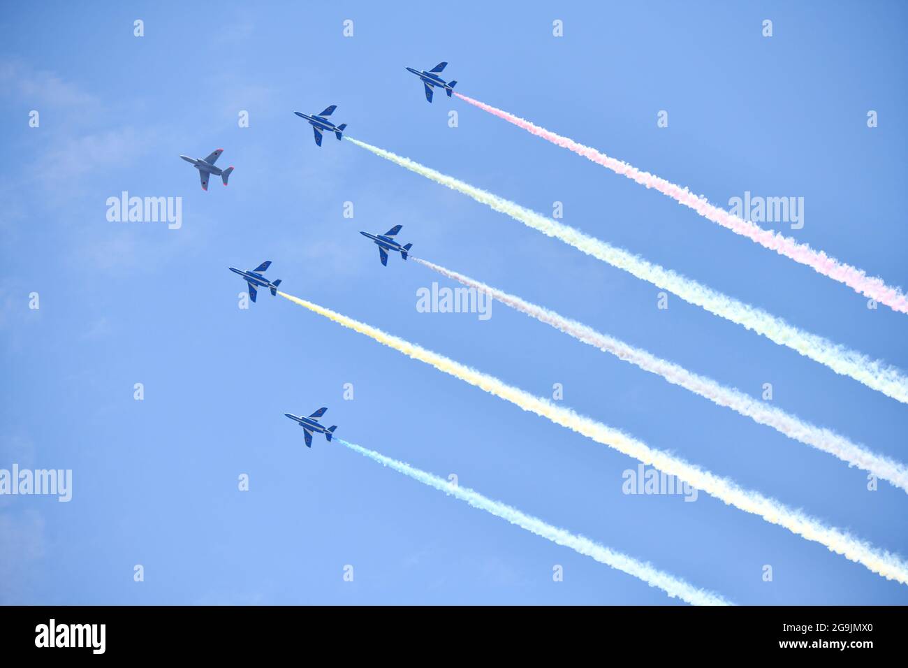 Il Blue Impulse sorvolava il Japan National Stadium mentre disegnava linee con fumo a colori il 23 luglio 2021. (Foto Tadayuki YOSHIKAWA/filo aereo) Foto Stock