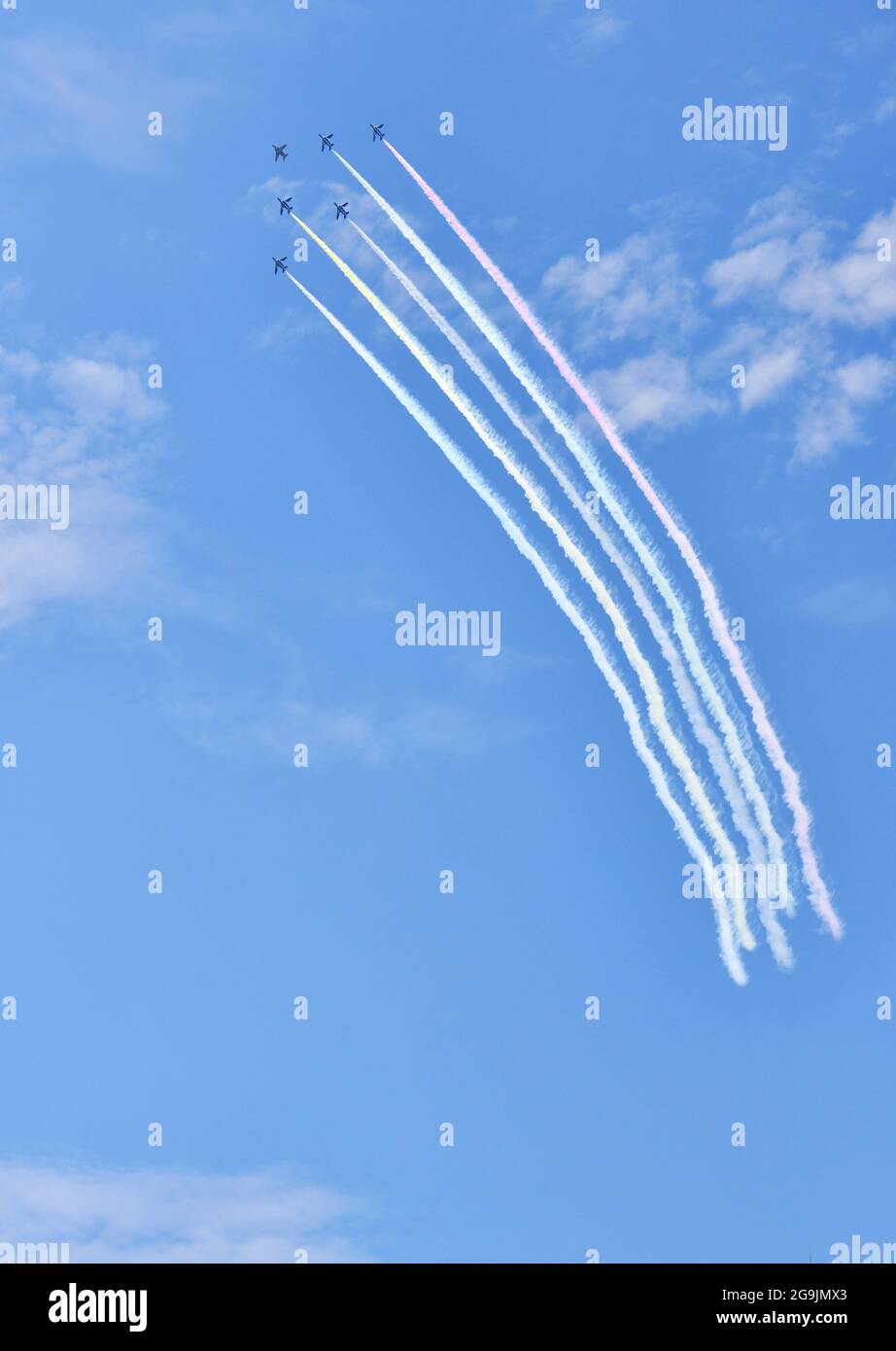 Il Blue Impulse sorvolava il Japan National Stadium mentre disegnava linee con fumo a colori il 23 luglio 2021. (Foto Tadayuki YOSHIKAWA/filo aereo) Foto Stock