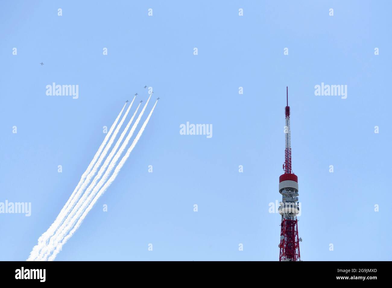 Due giorni prima dell'apertura delle Olimpiadi di Tokyo, il 21 luglio 2021 l'Impulse Blu conduce un volo di presentazione preliminare vicino alla Torre di Tokyo. (Foto Tadayuki YOSHIKAWA/filo aereo) Foto Stock
