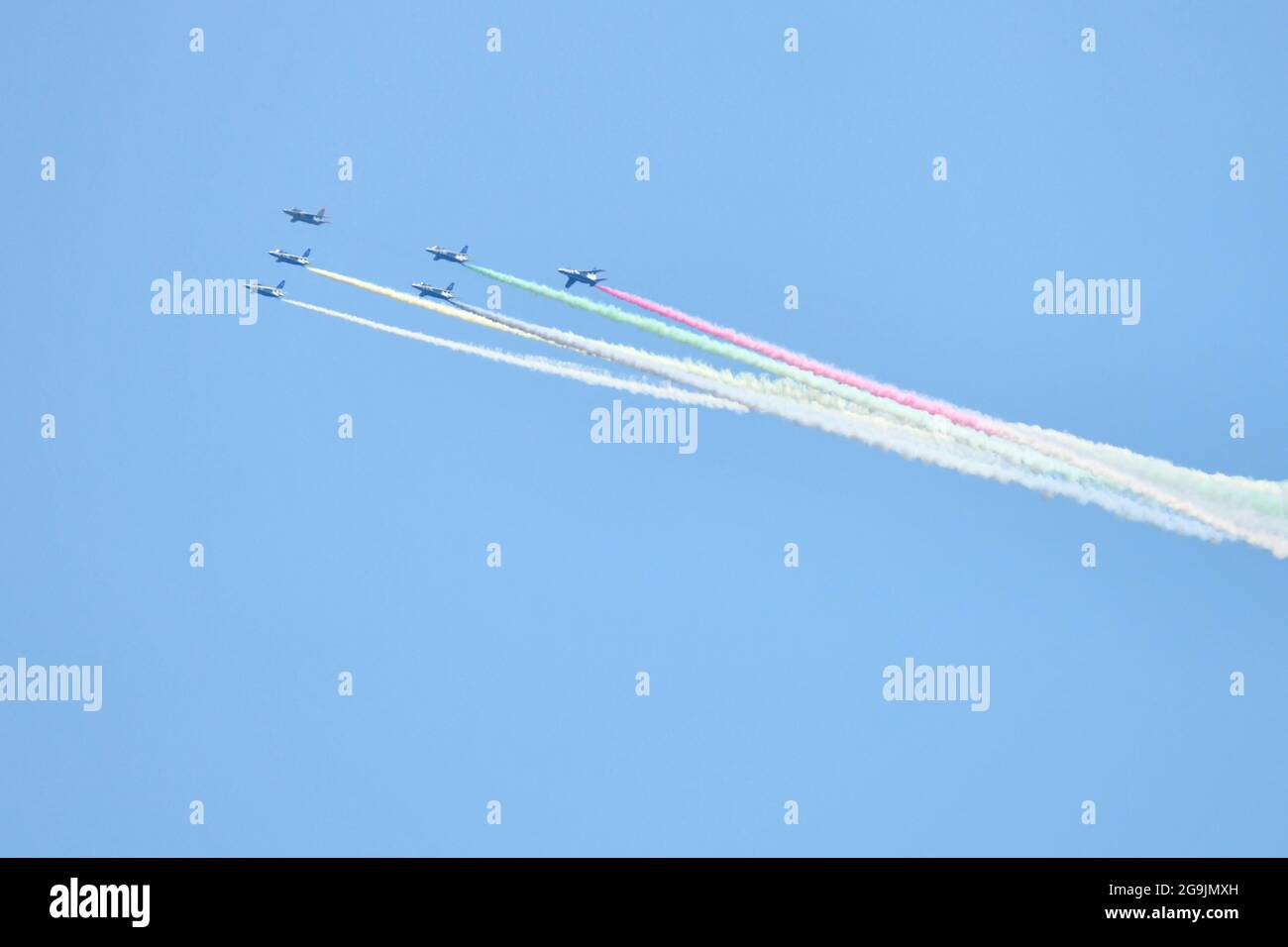 Il Blue Impulse sorvolava il Japan National Stadium mentre disegnava linee con fumo a colori il 23 luglio 2021. (Foto Tadayuki YOSHIKAWA/filo aereo) Foto Stock