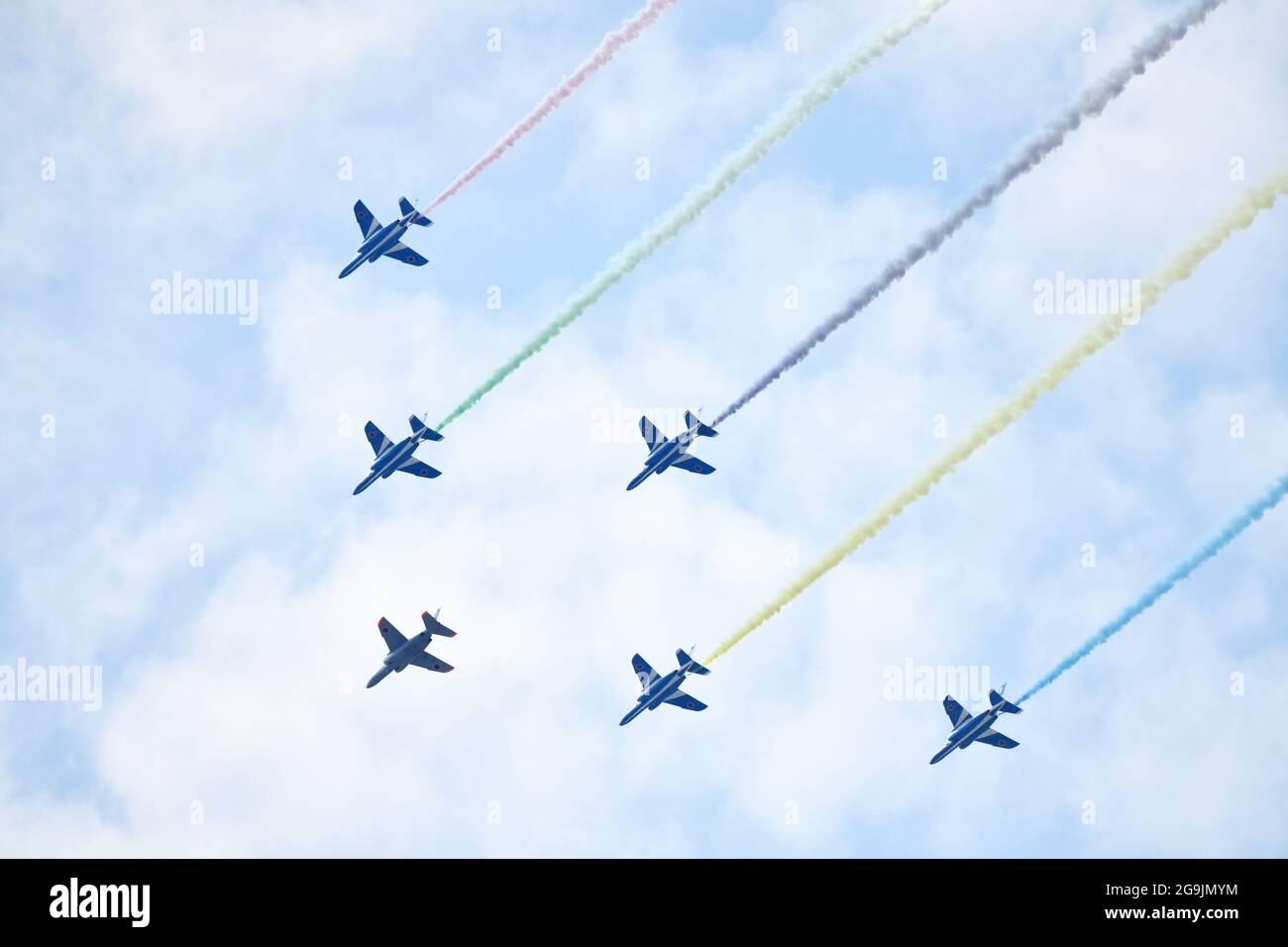 Il Blue Impulse sorvolava il Japan National Stadium mentre disegnava linee con fumo a colori il 23 luglio 2021. (Foto Tadayuki YOSHIKAWA/filo aereo) Foto Stock
