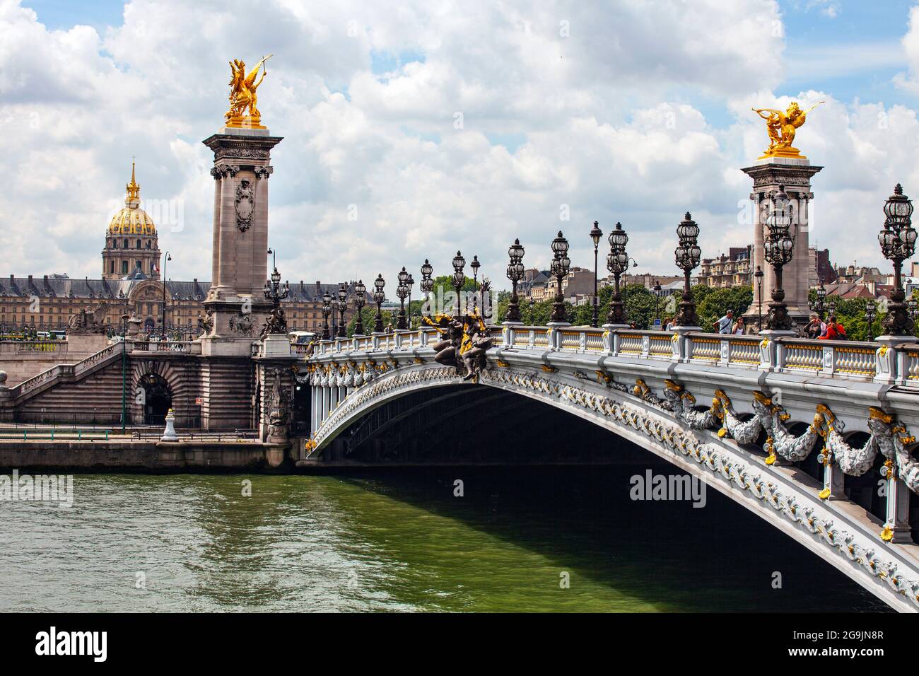 Il Pont Alexandre III sulla Senna a Parigi Francia Foto Stock