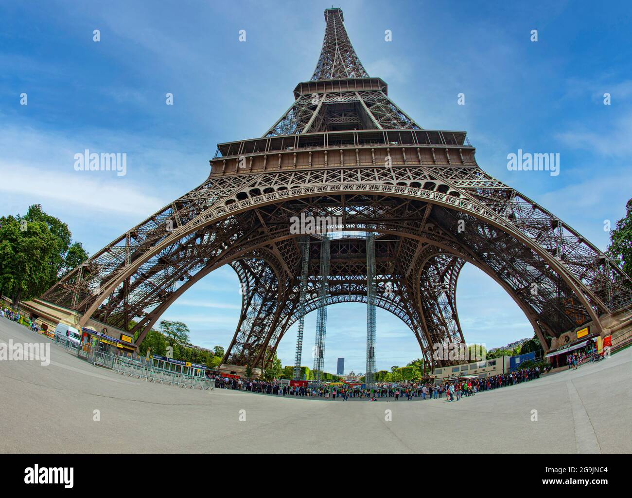 Sotto la Torre Eiffel a Parigi, Francia Foto Stock