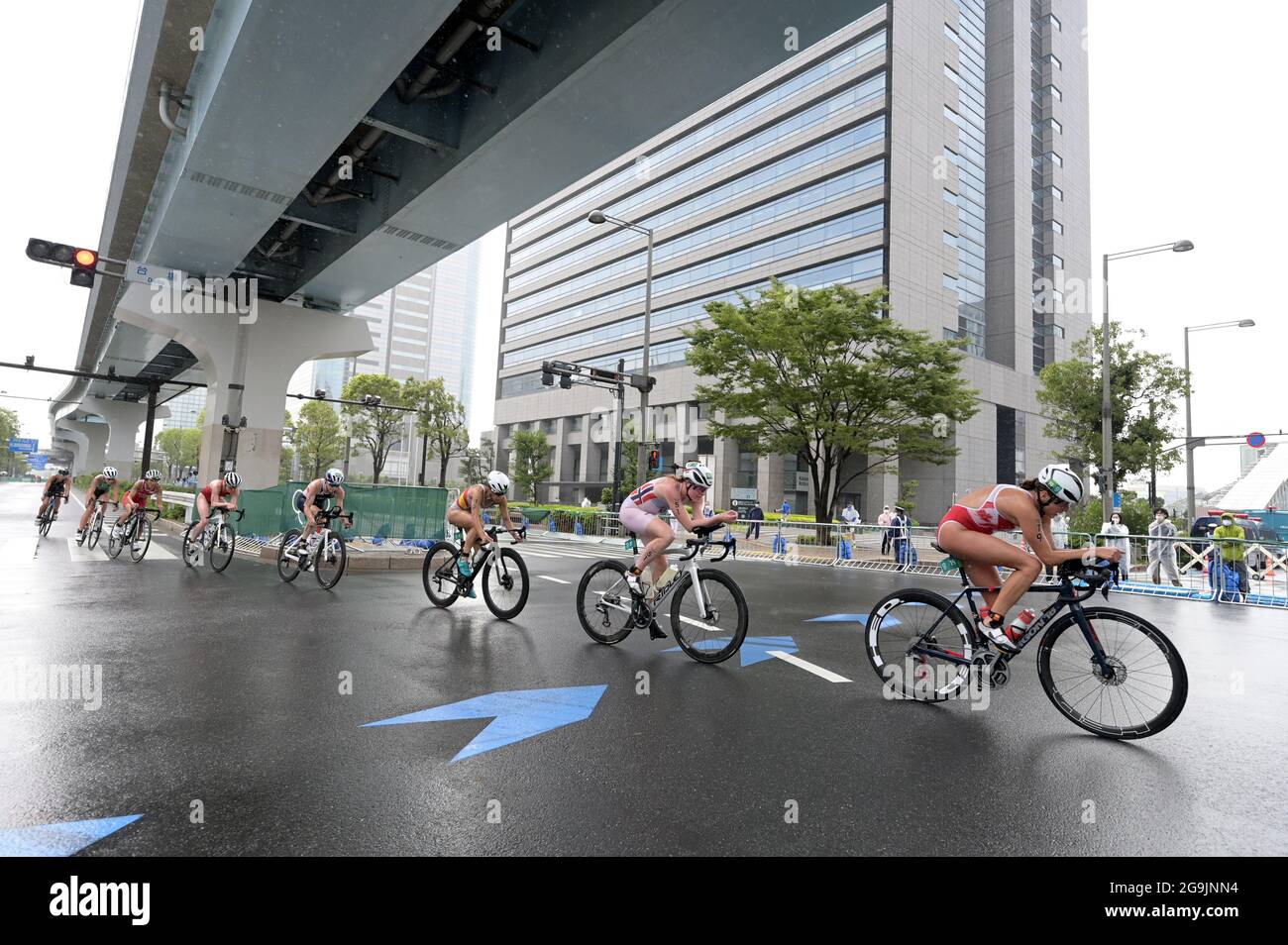 Tokyo, Giappone. 27 luglio 2021. Triathlon: Olimpiadi, distanza olimpica (1.5 km nuoto, 40 km bicicletta, 10 km corsa), donne al Parco Marino Odaiba. I triatleti Amelie Kretz del Canada, (r-L), Lotte Miller di Norvegia, Miriam Casillas Gracia di Spagna, Vicky Holland di Gran Bretagna, Jolanda Annen di Svizzera, cavalcano le loro bici da strada attraverso la città. Credit: Sebastian Gollnow/dpa/Alamy Live News Foto Stock