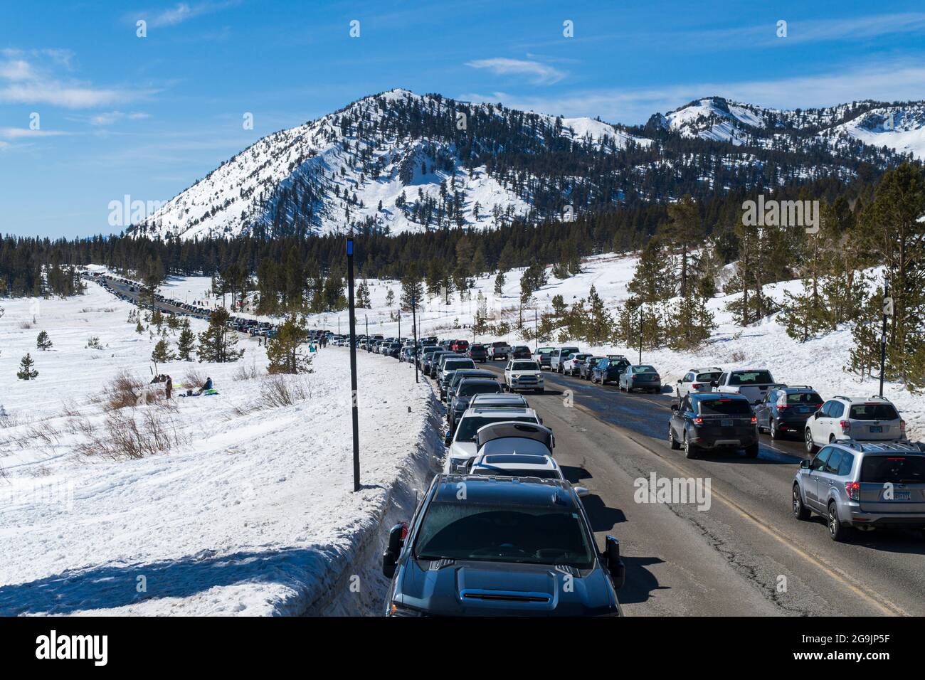L'affollamento di sentieri e aree ricreative a Tahoe Meadows durante l'inverno di COVID Foto Stock