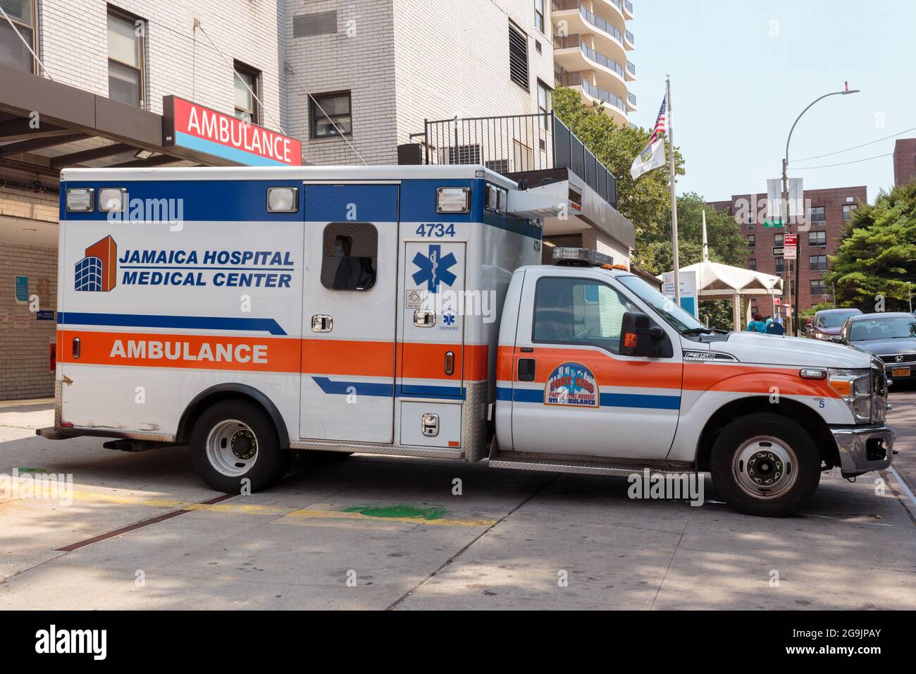 Jamaica Hospital Medical Center ambulanza parcheggiata nell'ingresso di emergenza del Long Island Jewish Forest Hills Hospital a Forest Hills, Queens Foto Stock